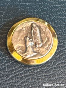 Antiques: IMAN MEDALLA PARA INSTALAR EN EL TABLERO DEL COCHE - VIRGEN DE LOURDES